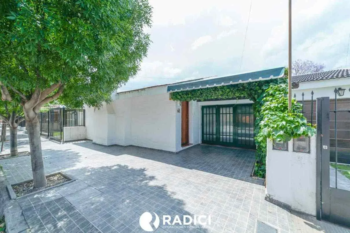 SE VENDE - CASA DE 3 DORMITORIOS CON PILETA Y QUINCHO EN B ALTO ALBERDI