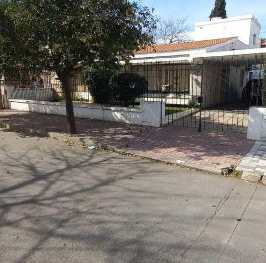 Casa · 200m² · 3 Ambientes · 2 Cocheras