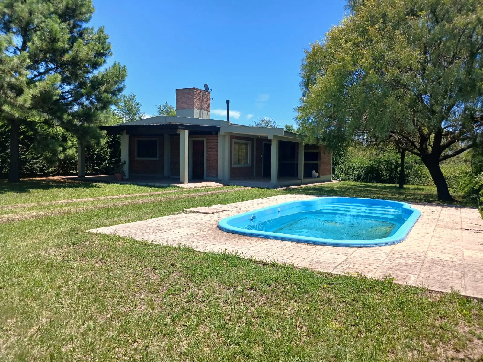 VENTA HERMOSA CASA 2 DORM . PILETA Y ASADOR EN LOS ESPINILLOS CERCA LAGO
