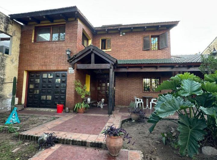 Casa · 130m² · 5 Ambientes · 3 Cocheras