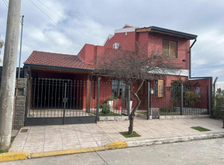 Casa · 220m² · 11 Ambientes · 2 Cocheras