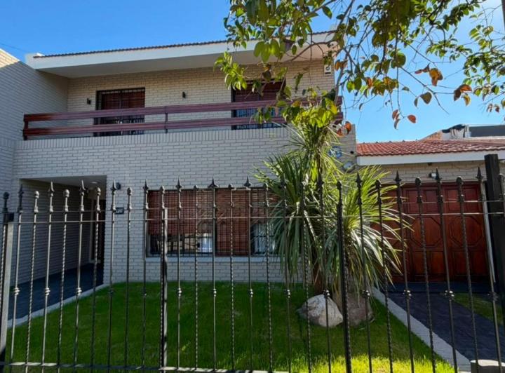 Casa · 368m² · 4 Dormitorios · 2 Cocheras