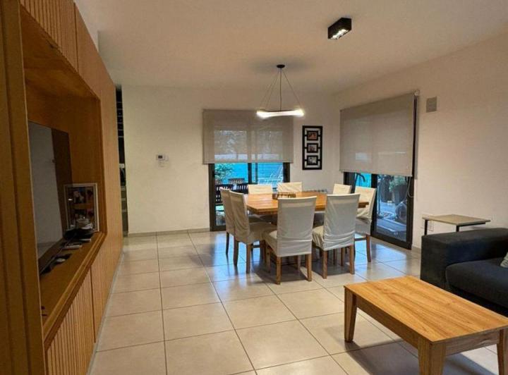 Casa · 180m² · 5 Ambientes · 2 Cocheras