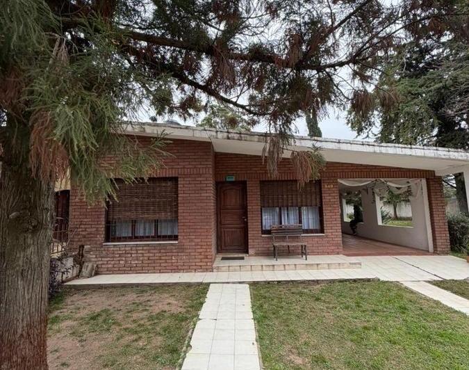 Casa · 140m² · 4 Ambientes · 6 Cocheras