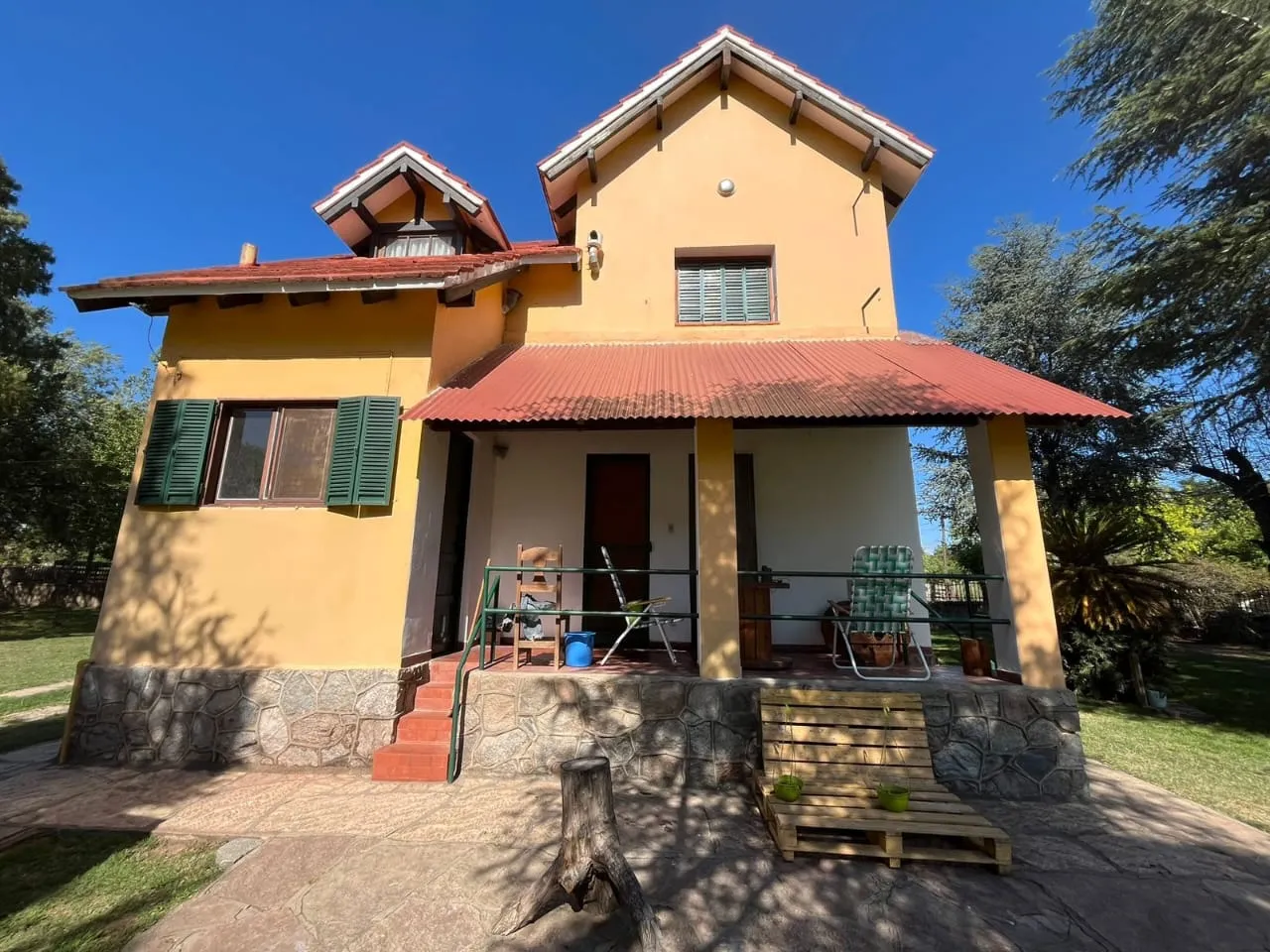 Espectacular Casa con Gran Parque + Pileta + Galería!