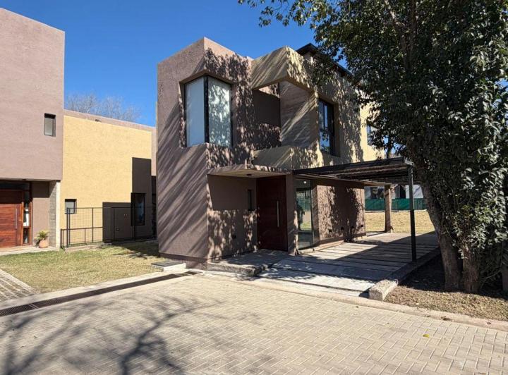 Casa · 180m² · 4 Ambientes · 2 Cocheras