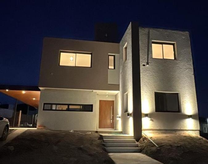 Casa · 140m² · 6 Ambientes · 2 Cocheras