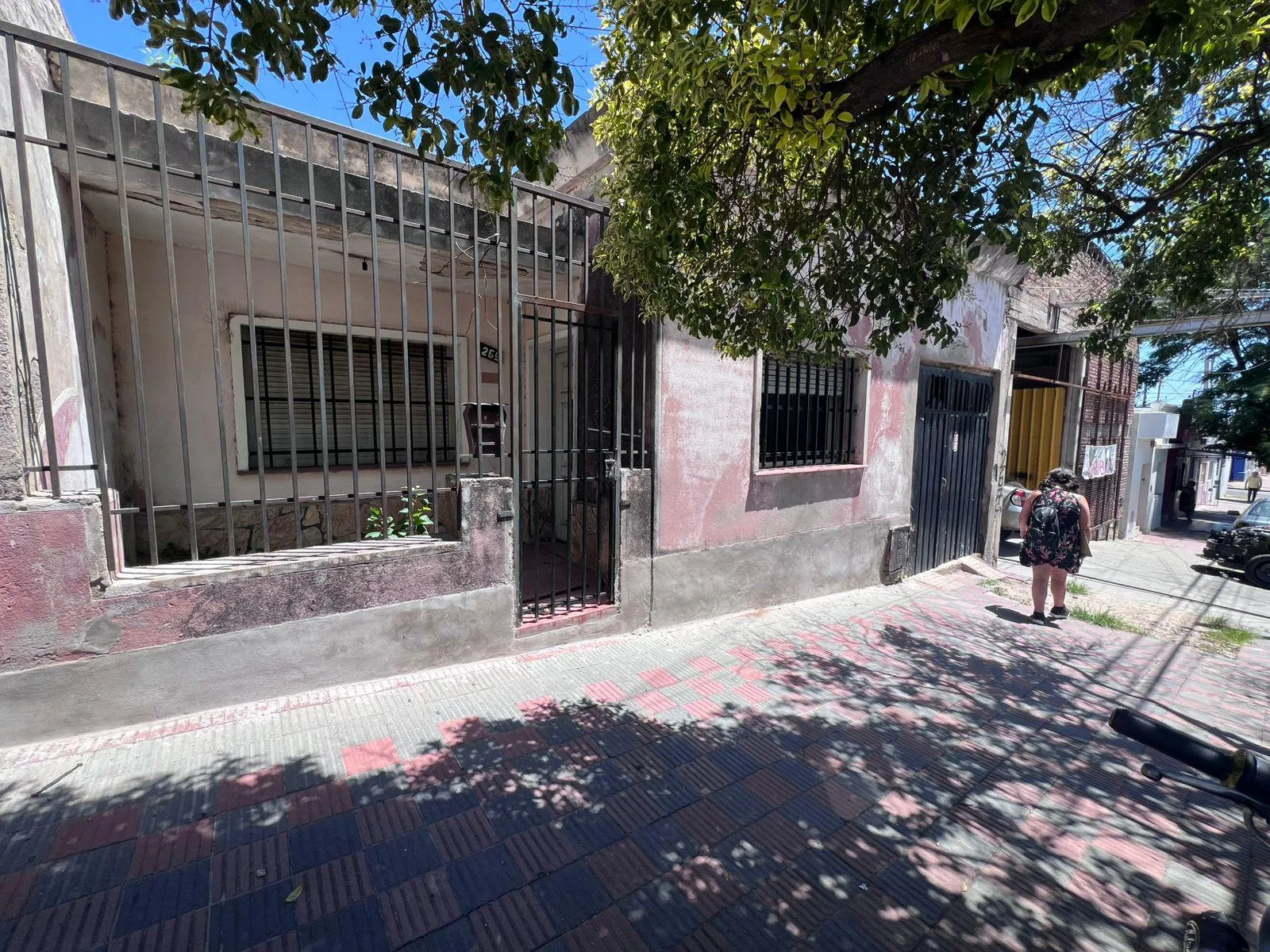 A RECICLAR - CASA DE 2 DORM EN TERRENO DE 400 M2