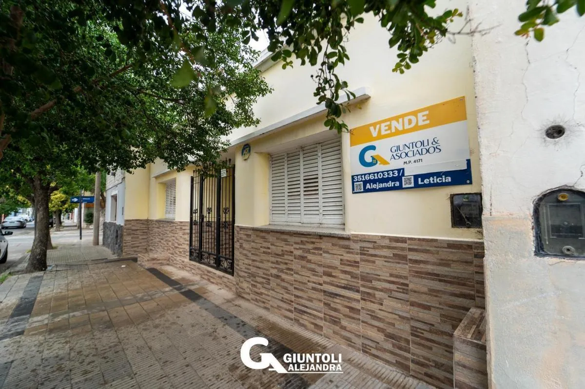 CASA EN VENTA DE 2 DORMITORIOS EN BARRIO YOFRE