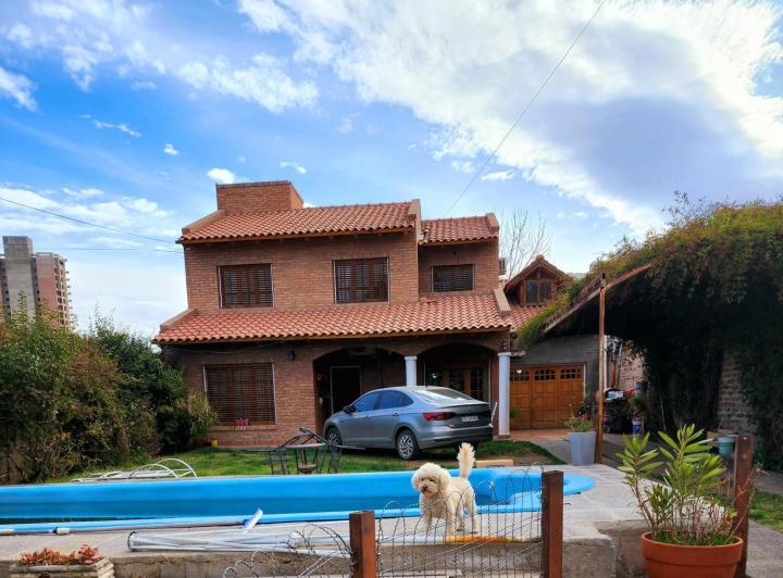 Casa · 255m² · 5 Ambientes · 2 Cocheras