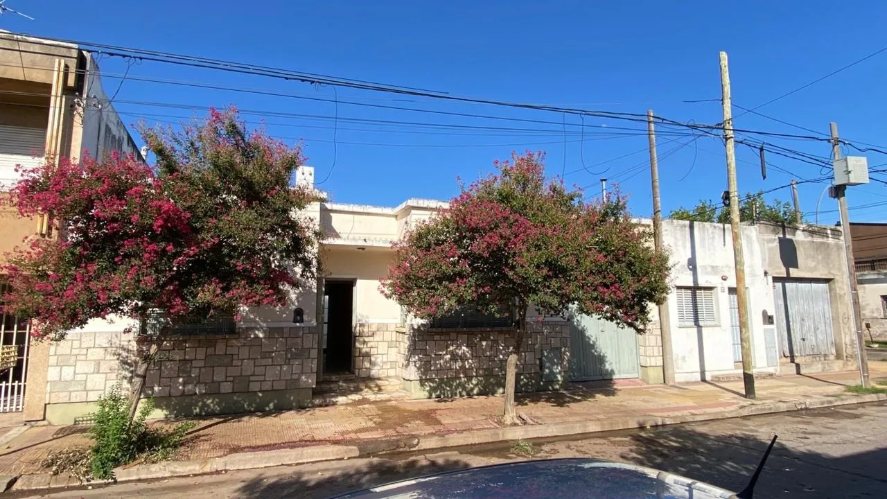 Oportunidad Unica en Rosario de Santa Fe 2490 Casa + 2 deptos + local + deposito