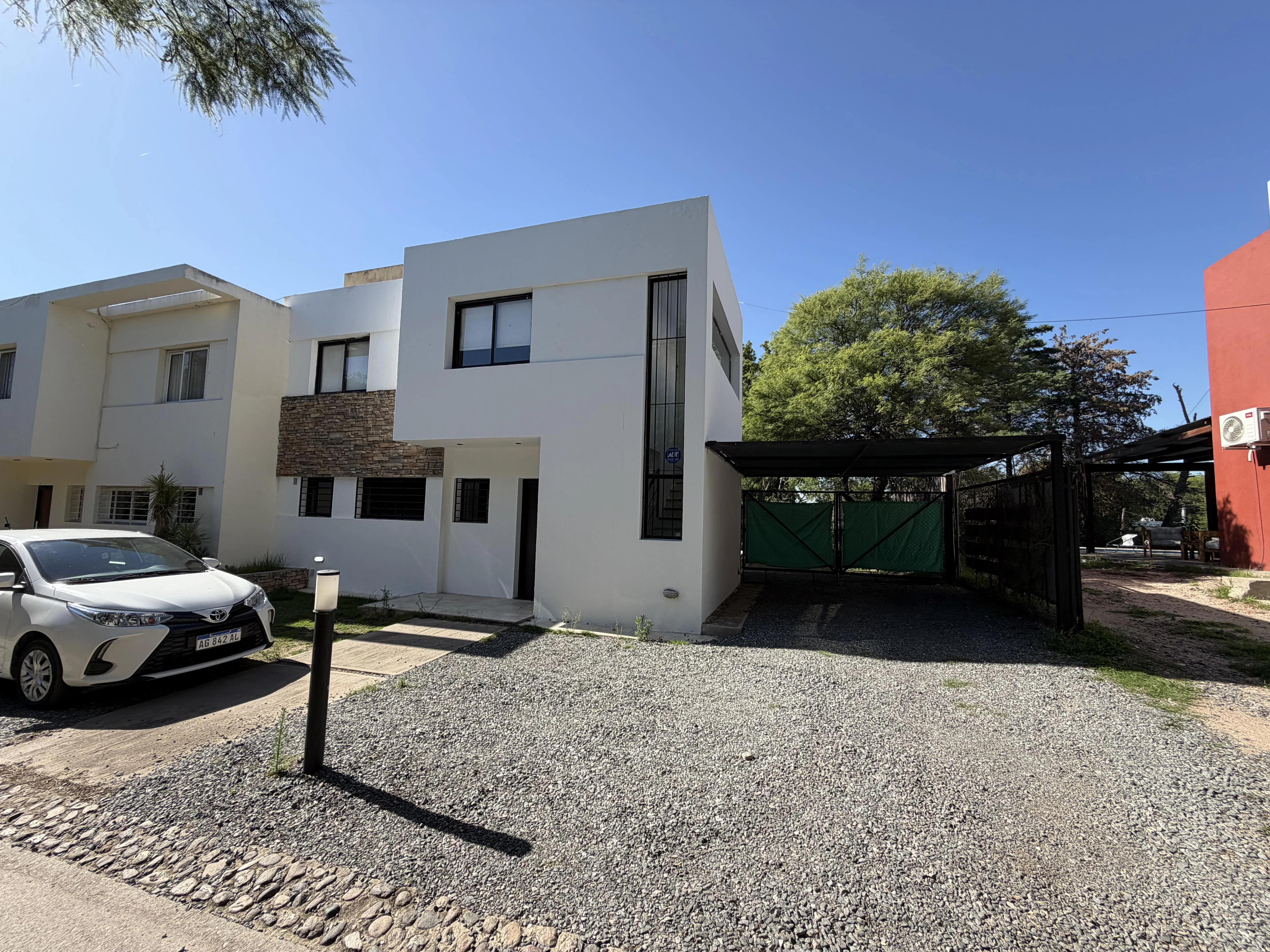 Venta  Casa de 3 Dormitorios en Housing La Pedrera, Villa Warcalde