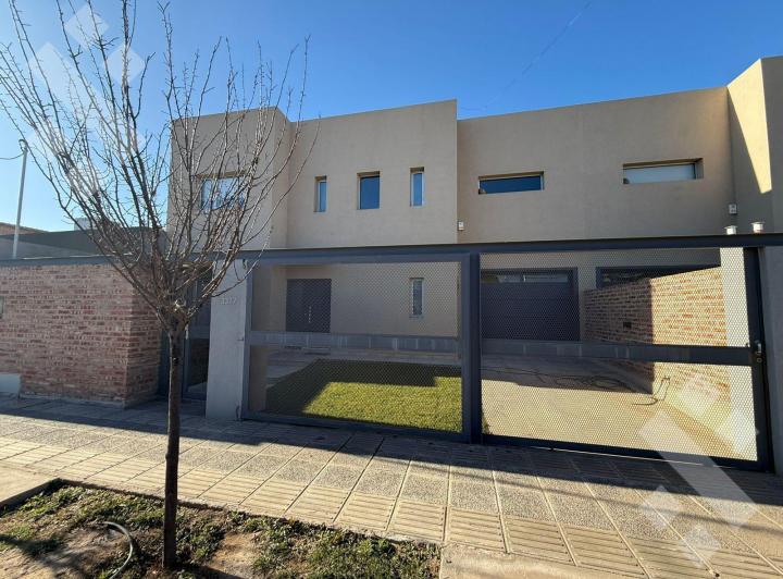 Casa · 180m² · 6 Ambientes · 1 Cochera