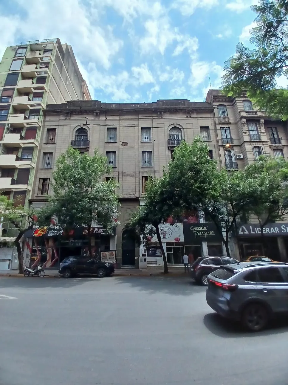 VENTA EDIFICIO BLOQUE PB Y 3 PISOS 2 LOCALES GIGANTES MAS DEPTOS  OLMOS Y MAIPU