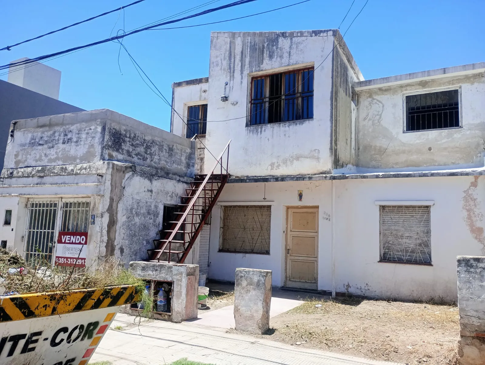 VENDO CASA A REFACCIONAR CON EXCELENTE UBICACIÓN