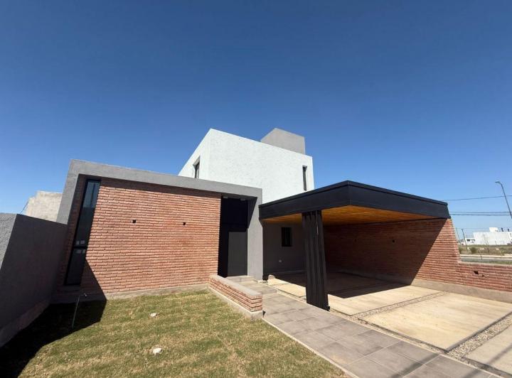 Casa · 180m² · 5 Ambientes · 2 Cocheras