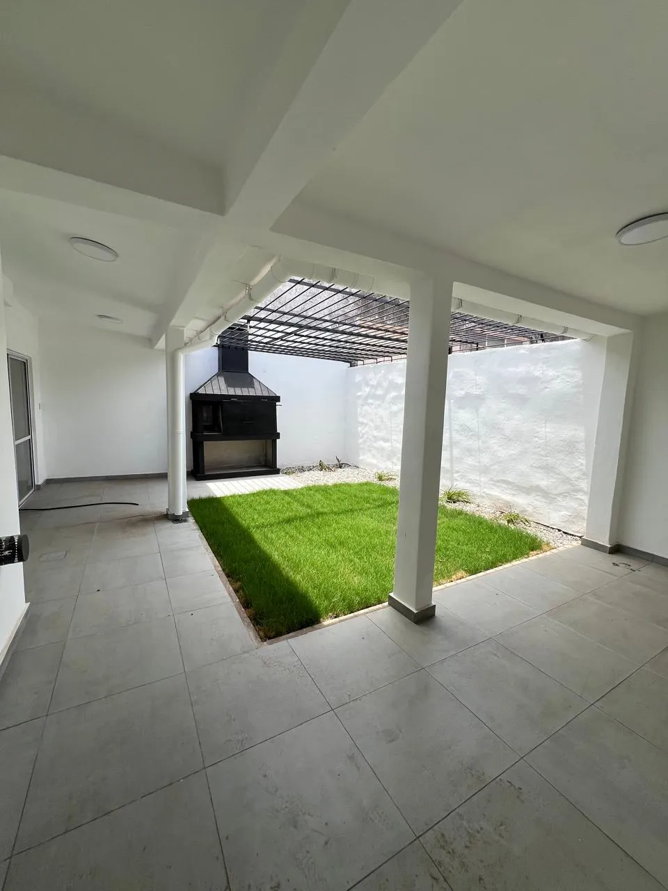 RECICLADA A NUEVA - CASA DE 3 DORM. EN VENTA EN LOS PLATANOS