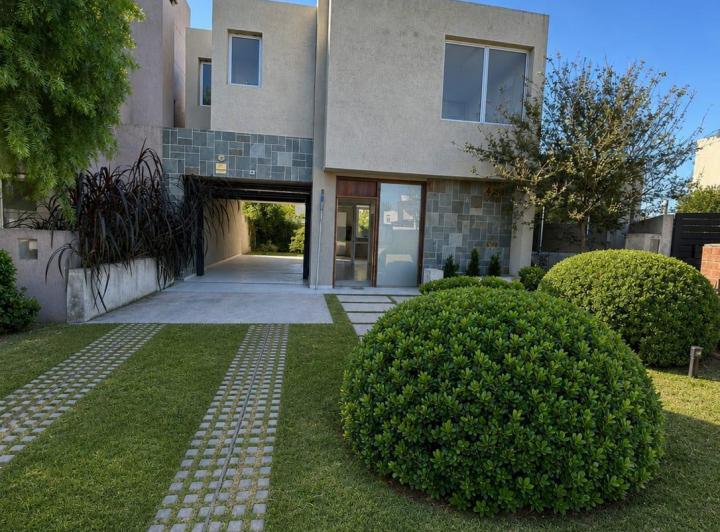 Casa · 204m² · 3 Ambientes · 2 Cocheras