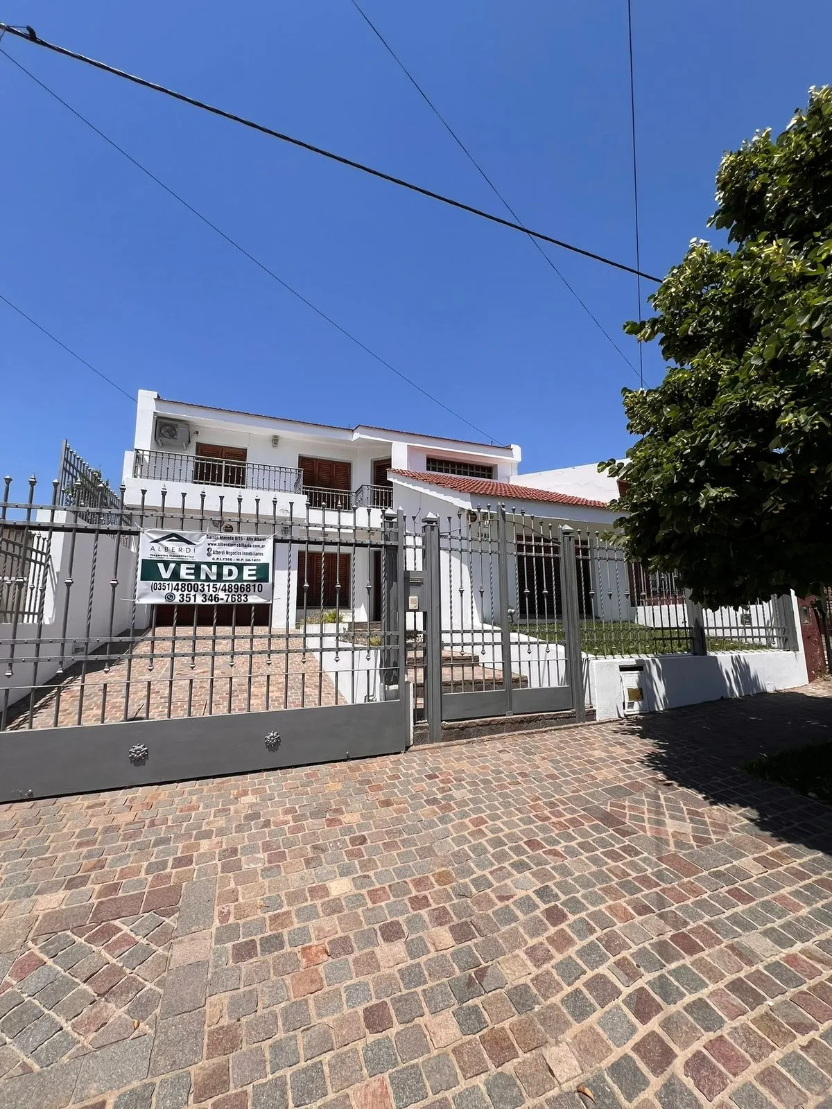 9 DE JULIO AL 3900 - CASA DE CATEGORÍA DE 3 DORM.