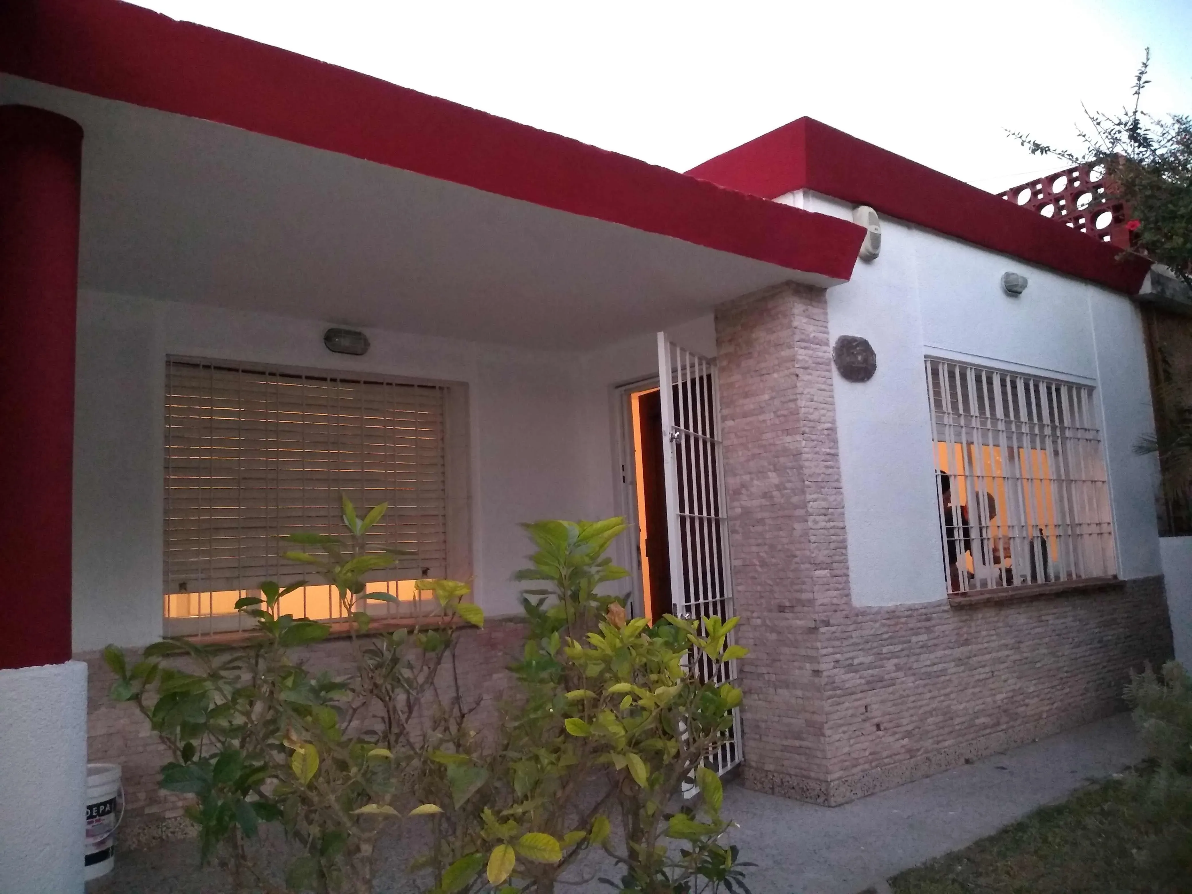 LOS PLATANOS: EXCELENTE, 3 DORM., AMPLIO PATIO, COCHERA Y ESCRITURA