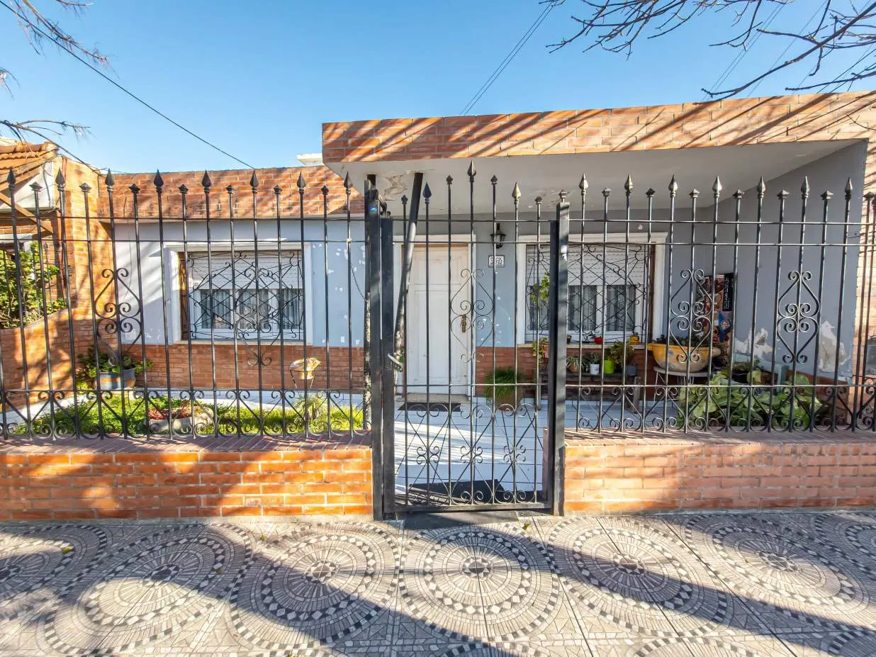 VENTA CASA  2 DORMITORIOS 1 BAÑO COCINA COMEDOR Y LIVING ALTO ALBERDI CÓRDOBA.