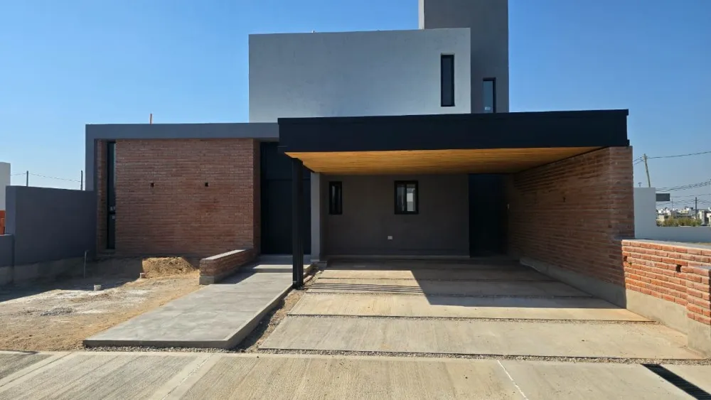 SE VENDE CASA EN RINCONES DE MANANTIALES