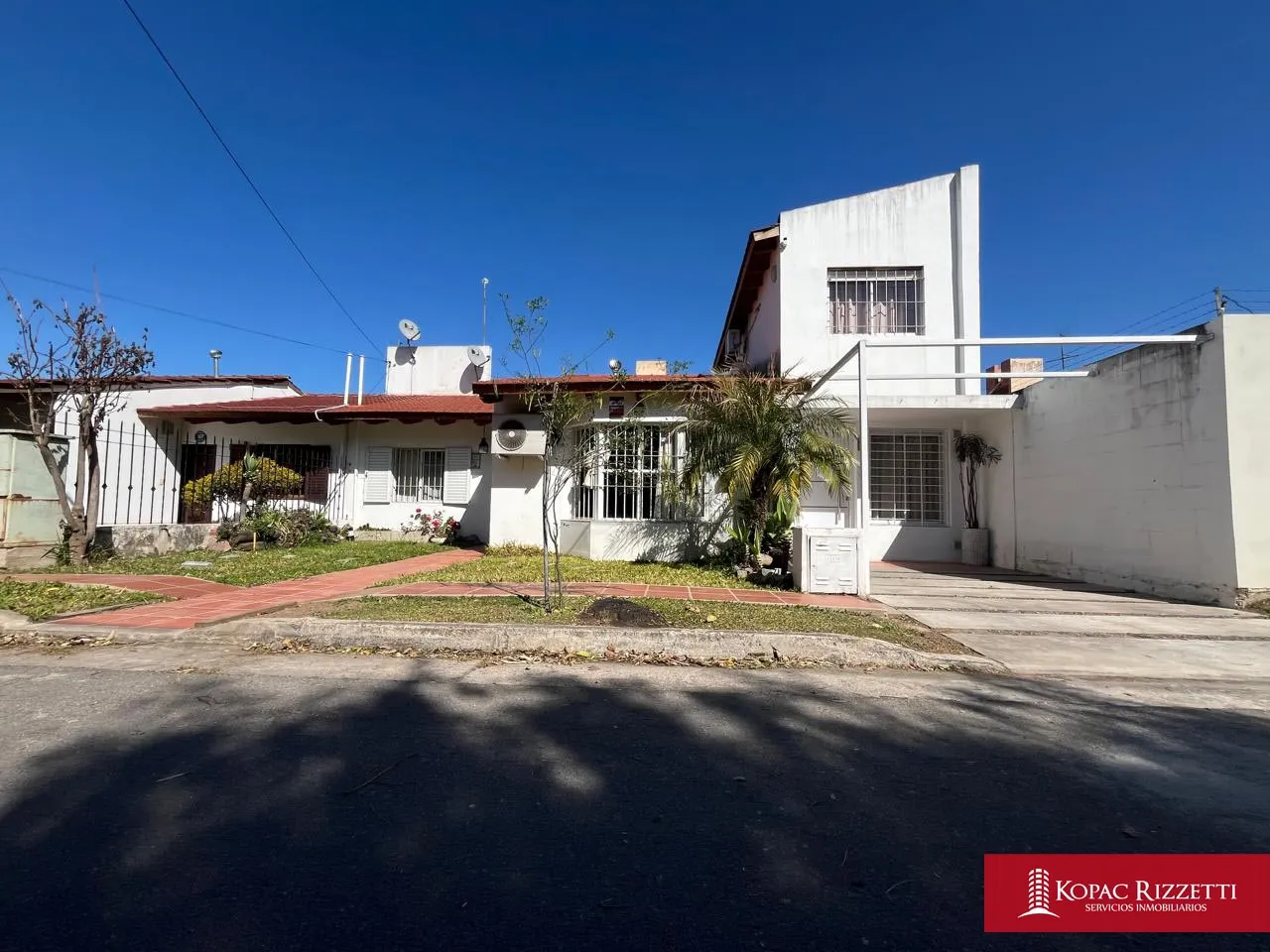 POETA LUGONES (MARTIN GALAN 3943) - VENTA CASA 3 DORM. CON DEPARTAMENTO DE 1 DOR...