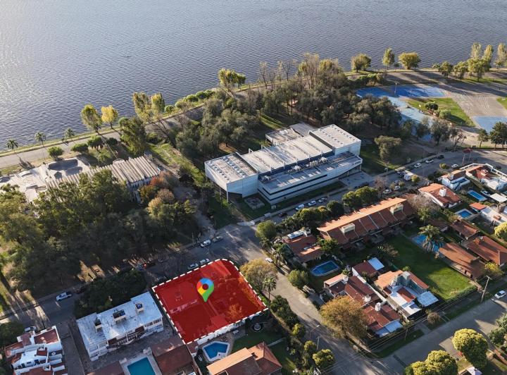 Terreno · 250m² · 8 Ambientes · 2 Cocheras