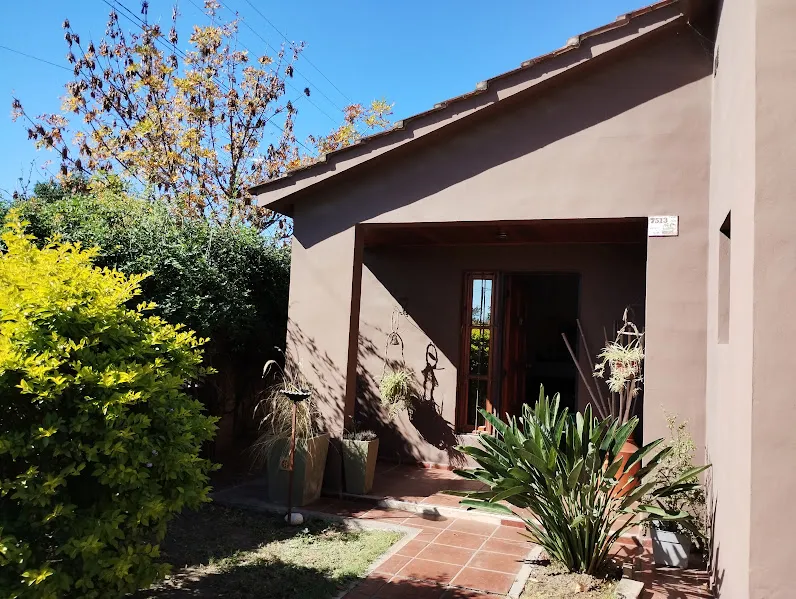OPORTUNIDAD!!! Vendo casa amplia con pileta + oficina completa con recibidor.