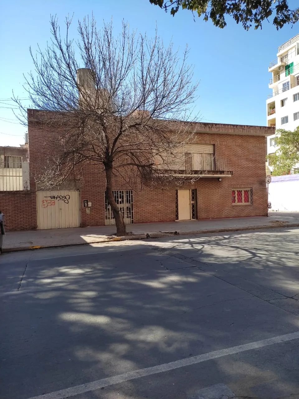 VENDO IMPORTANTE CASA EN ZONA TRIBUNALES SOBRE DUARTE QUIROS