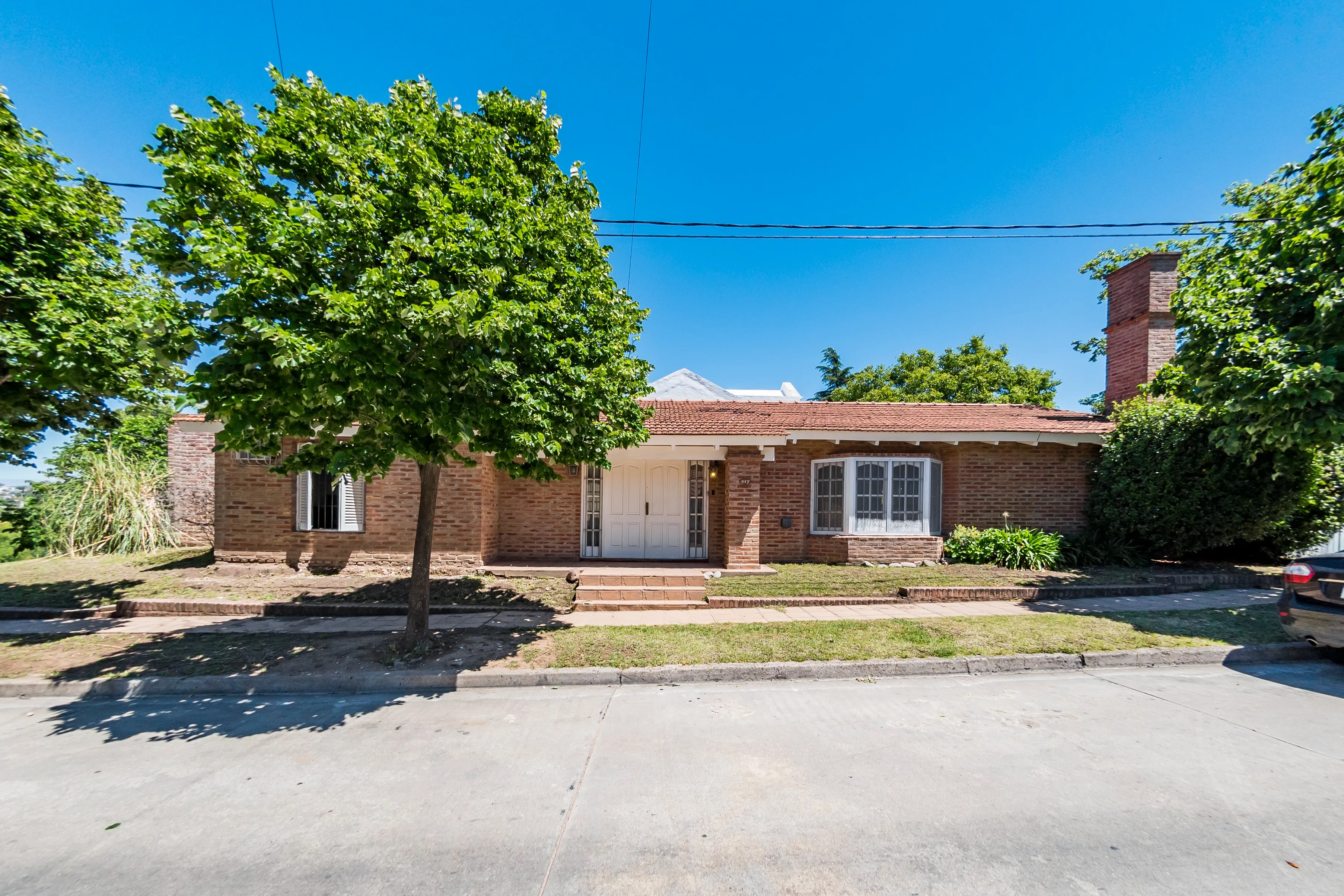 Venta. Casa 3 Dorm. 4 Baños. Garage 2 Vehículos. Jardín y Pileta. Urca. Córdoba