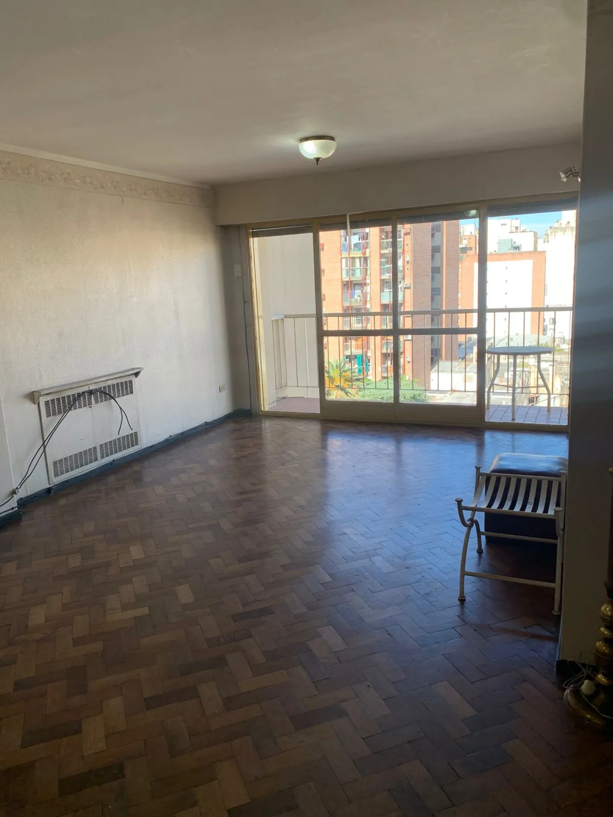 SE VENDE DEPTO 3 DOR AMPLIO Y LUMINOSO CON BALCON, COCHERA Y BAULERA - AV COLON