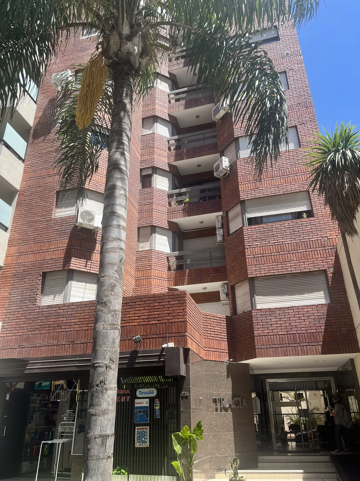 Vendo departamento de 3 dormitorios. Frente con Balcon.