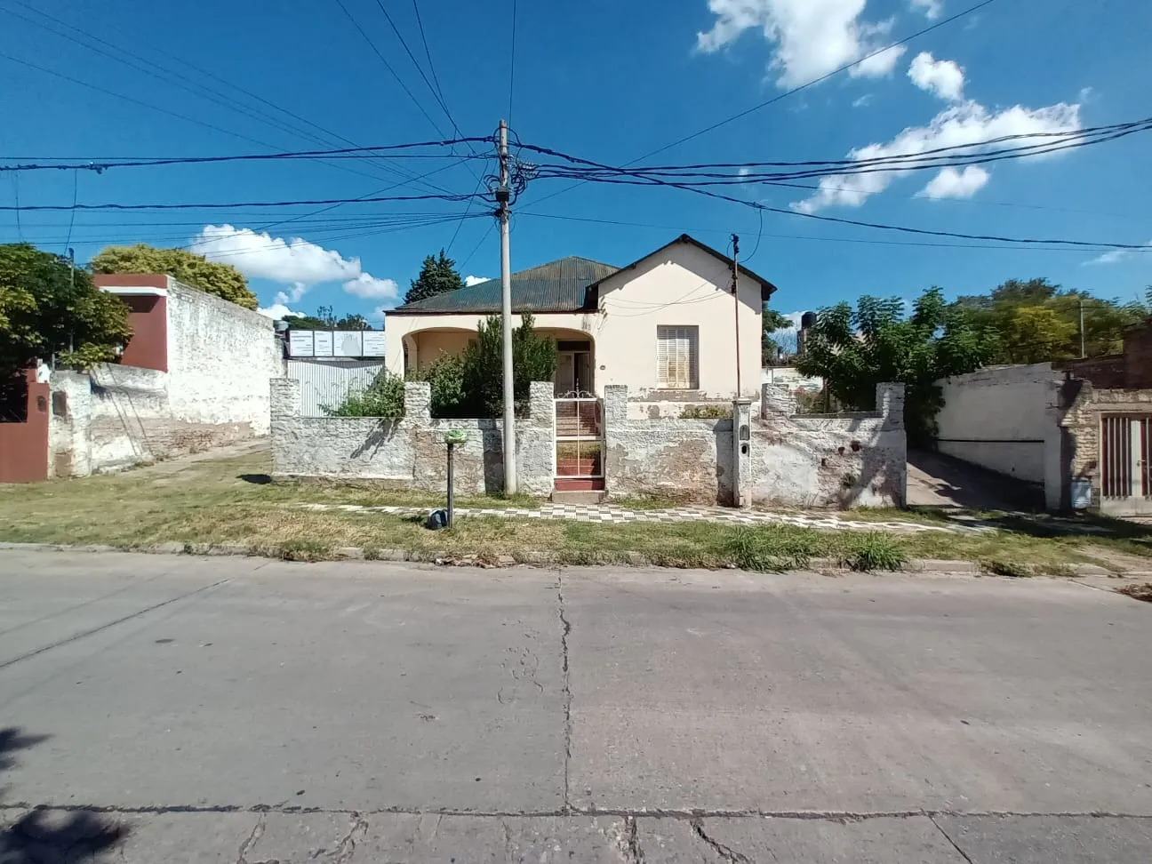 CASA MAS GALPON BARRIO SAN VICENTE