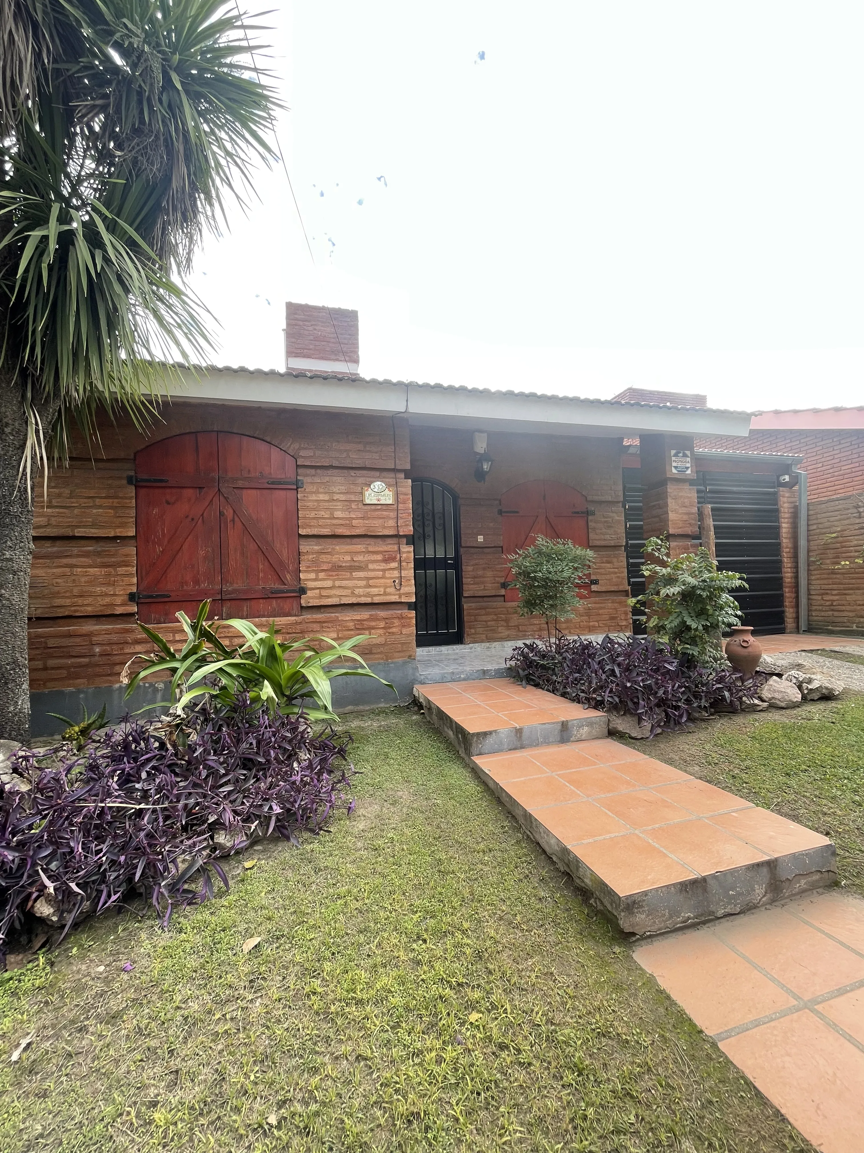 Casa de dos dormitorios y pileta con excelente ubicación.