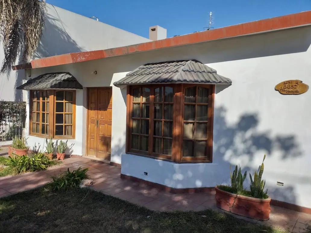 Villa Rivera Indarte Lomas casa mas 3 departamentos