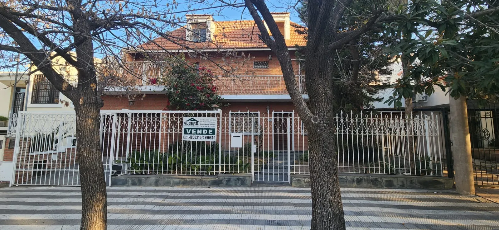 CASA MUY AMPLIA EN VENTA EN BARRIO URITORCO - DEAN FUNES AL 4100