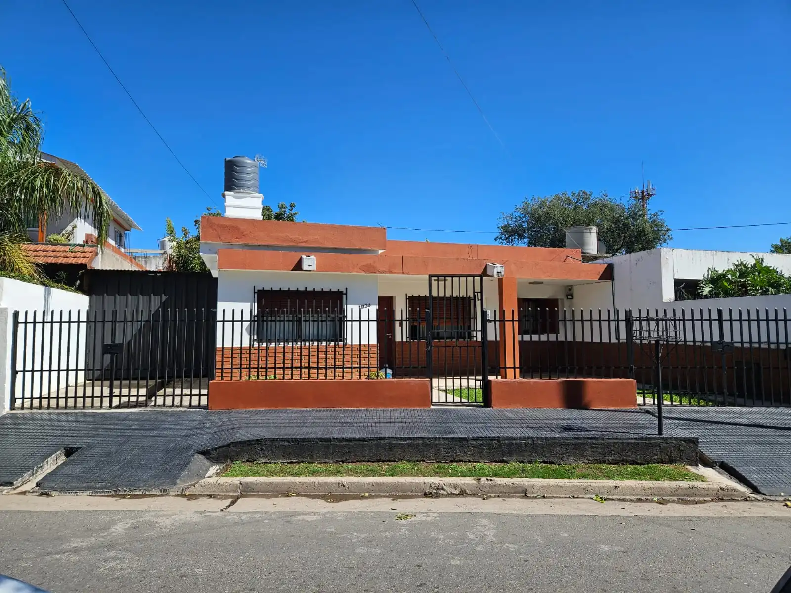 OPORTUNIDAD CASA CON GRAN PATIO VENDO EN AMEGUINO NORTE (ver video)