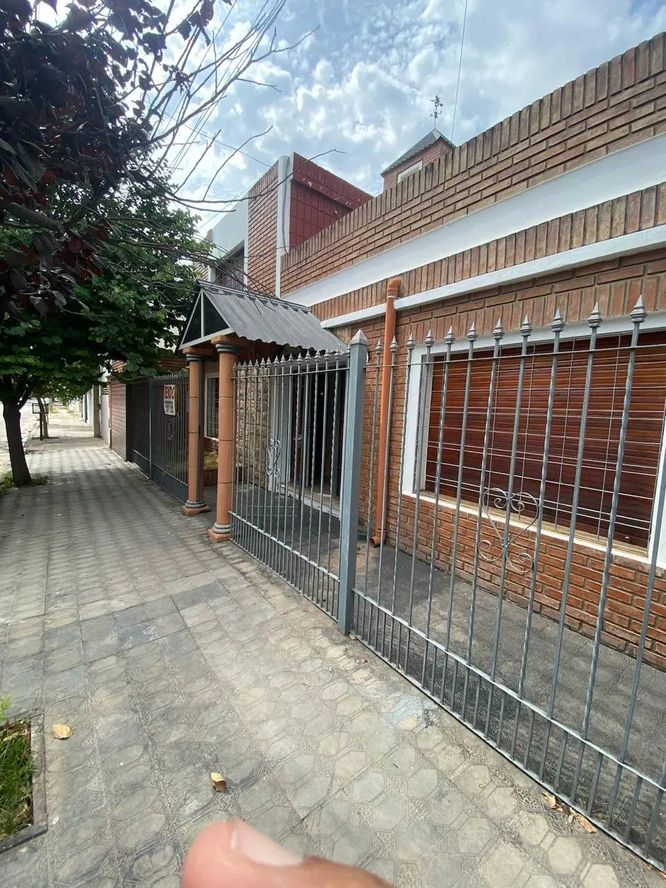 VENTA BARRIO JARDIN - 4 DORMITORIOS - COCHERA PARA 2 AUTOS - TERRAZA PROPIA