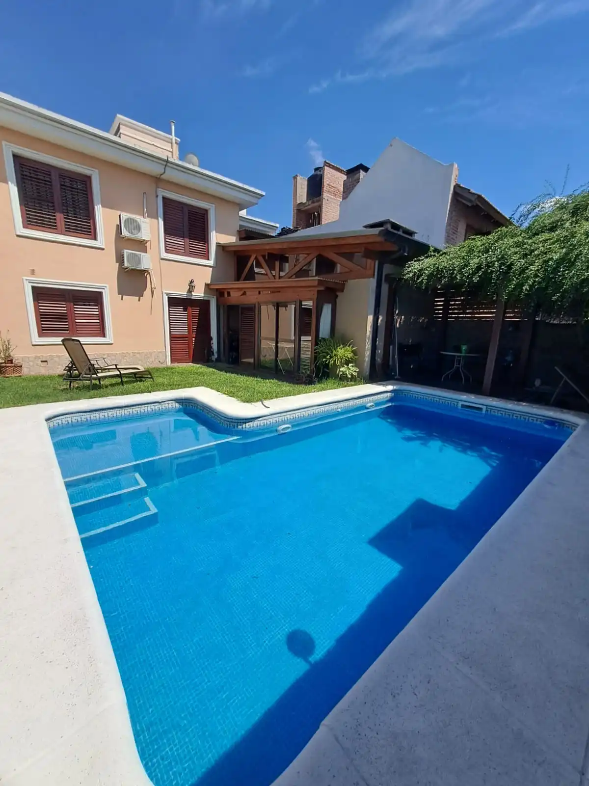 Casa en VENTA Bº San Salvador. 2 plantas con 3 dorm. 3 baños. Pileta, quincho
