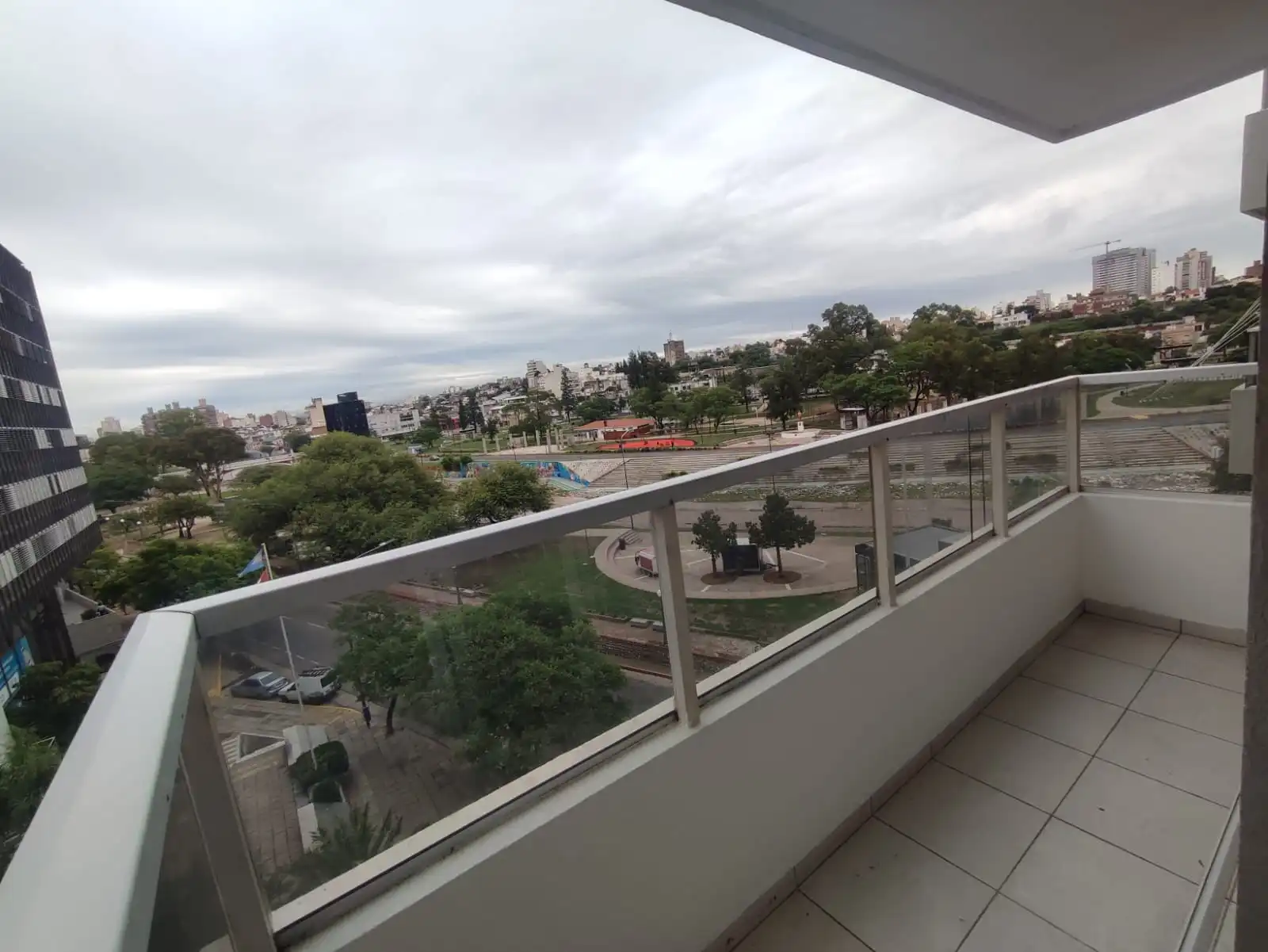 UN DORMITORIO Y BALCON TUCUMAN 690