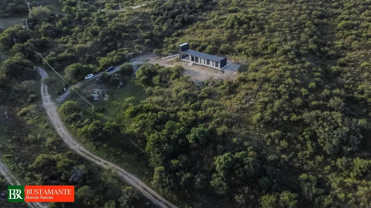 CASA EN VENTA 2 DORM. EN COUNTRY DE MONTAÑA HIPICO A POCOS KM CARLOS PAZ -CBA