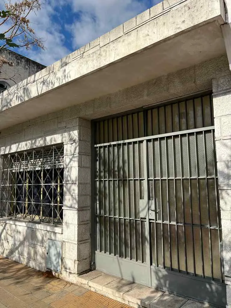 SE VENDE CASA  COMO INVERSION PARA EDIFICACION. SE ESCUCHA OFERTA