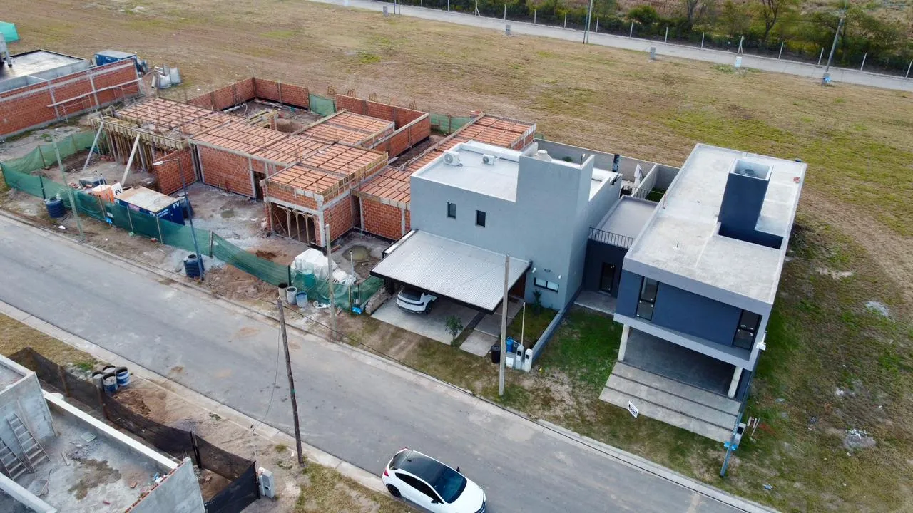 VENTA - CASA 3D 227 M2 CUBIERTOS - CUESTAS DE MANANTIALES (JX)