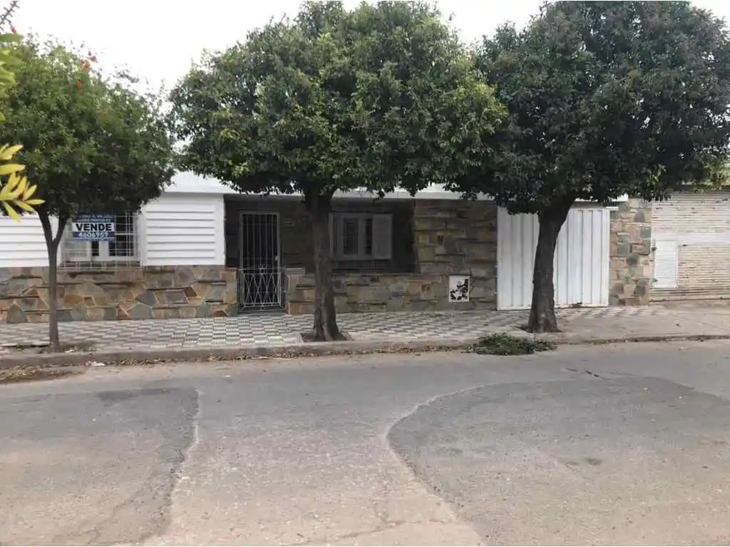 EXCELENTE CASA EN VENTA Bº LAS FLORES
