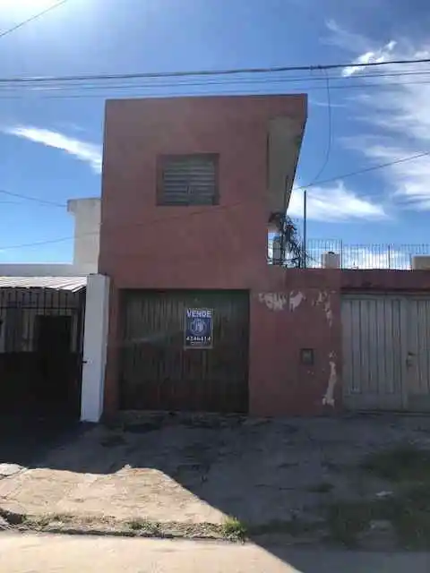 VENDO CASA 2 DORM Y DEPTO 1 DORM COCHERAS Y PATIO U$D 60.000.-