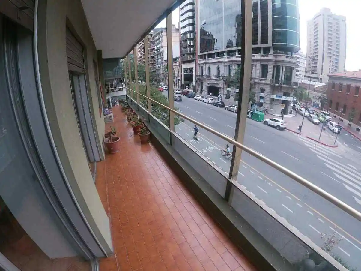 Piso Hipolito Yrigoyen con balcón y cochera