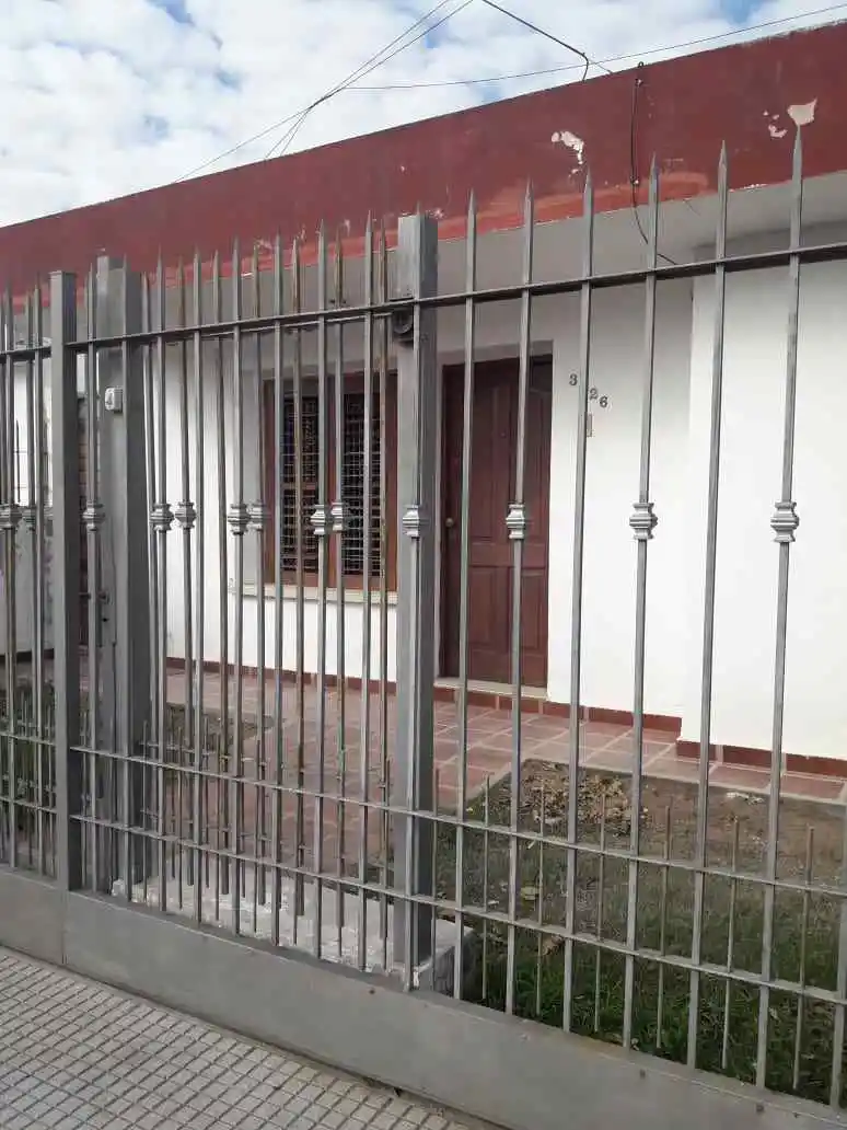 JOSE HERNANDEZ: PERGAMINO AL 3200 CASA DE 2 DOR AMPLIA