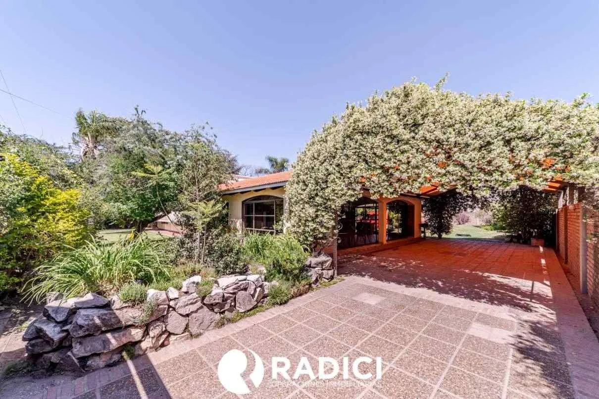 VENTA - CASA DE 4 DORMITORIOS, PILETA Y UN AMPLIO PATIO ¿LA RECORREMOS?