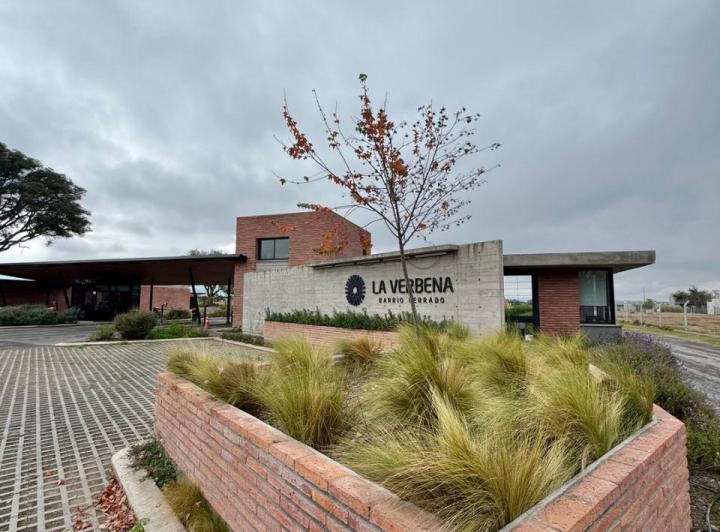Casa · 200m² · 4 Ambientes · 2 Cocheras